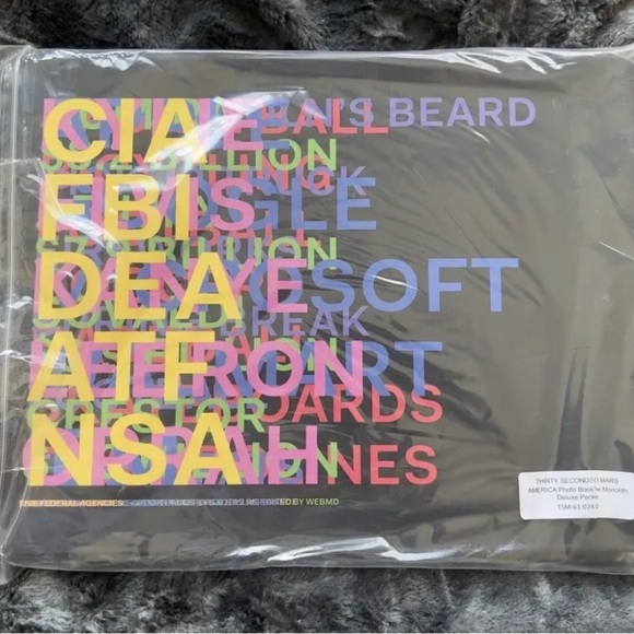 Limited Edition signed copy of Thirty Seconds to Mars America book - Picture 3 of 3